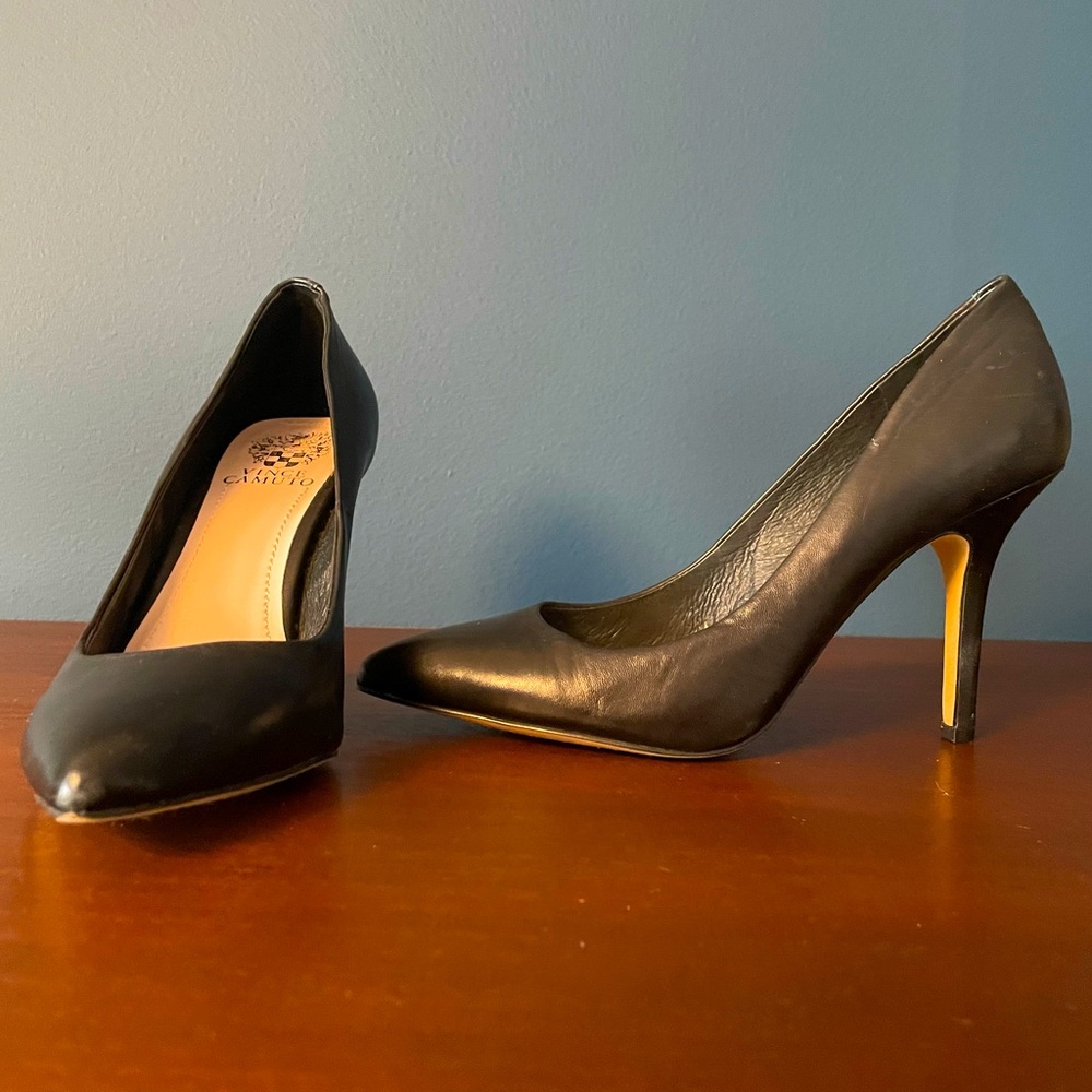 Vince Camuto black leather pointed toe pumps size 8